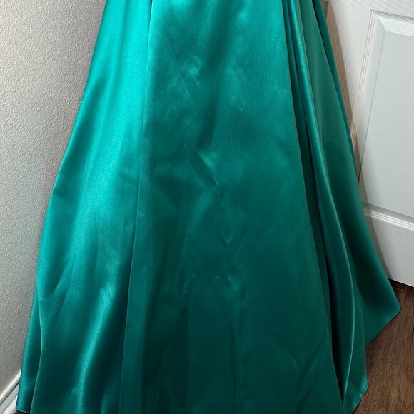 Madison James Plus Size 20 Emerald Green Long Formal High waisted gown - Picture 4 of 9